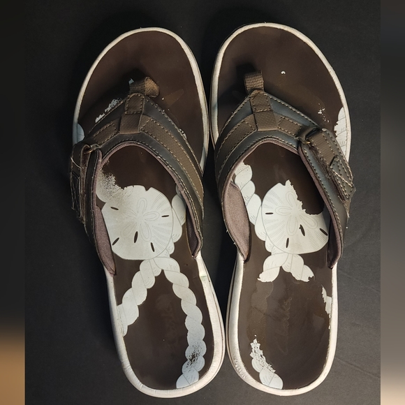 π 3 for $15 Deal! πClarks flip flop sandals 6M brown with white design - Picture 5 of 7